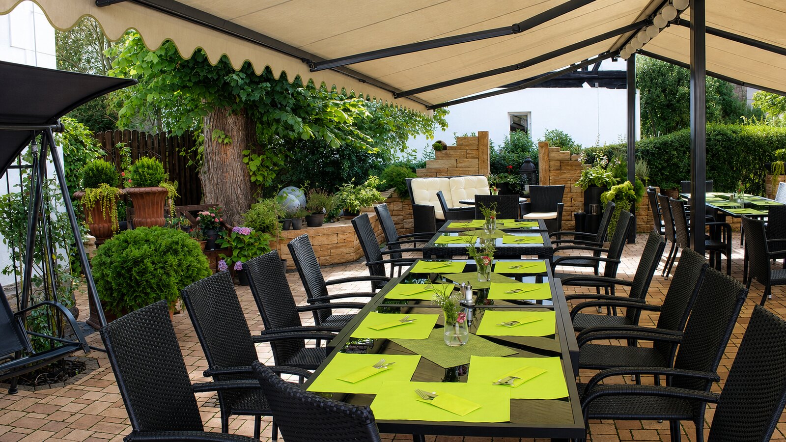 Überdachter Biergarten der Gasthof & Pension Frankenthal mit gedeckten Tischen