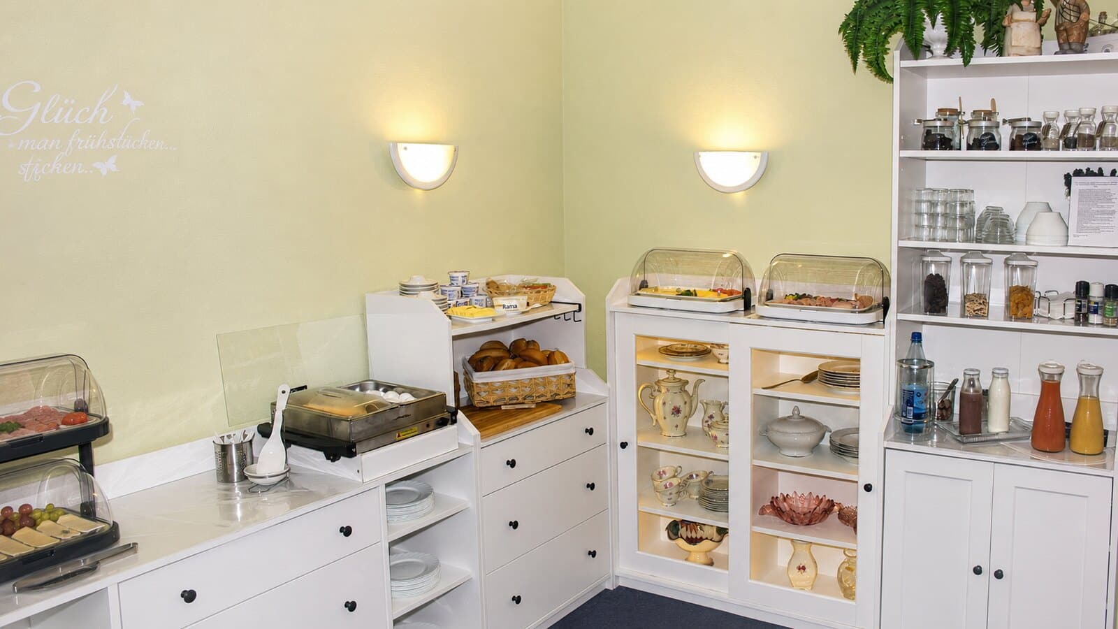 Frühstücksbuffet mit warmen und kalten Speisen in der Pension Frankenthal